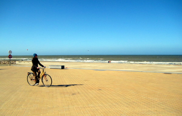 biking-on-ostend-beach