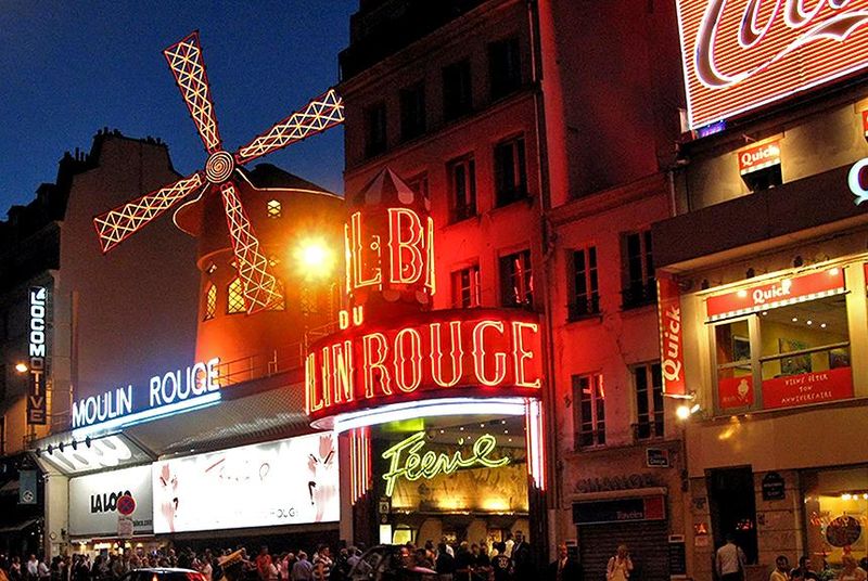 Moulin_rouge_at_midnight