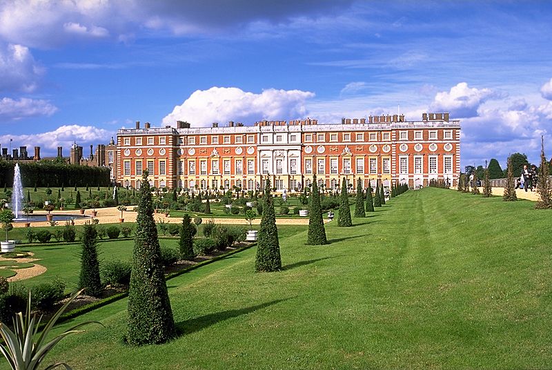 Hampton_Court_from _Privy_Garden