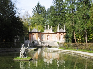 hellbrun-palace-garden.JPG