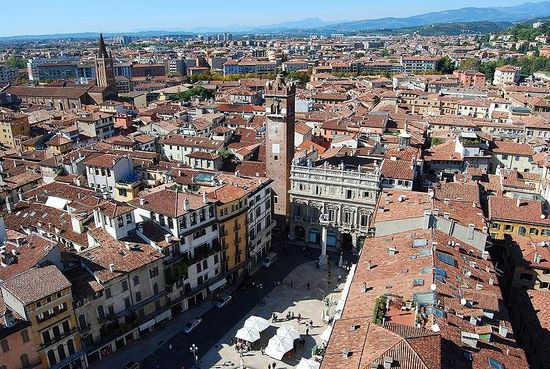 -Verona_-_piazza_Erbe_from_Lamberti_tower